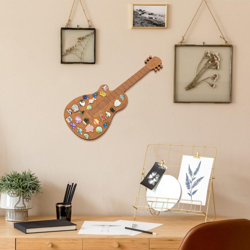 BENECREAT Pannello di Sughero con Spilla per Chitarra, Bacheca Espositiva Da 40x16.7cm, Bacheca In Sughero Montata A Parete per Esposizione di Spille e Spilli, Home Decor