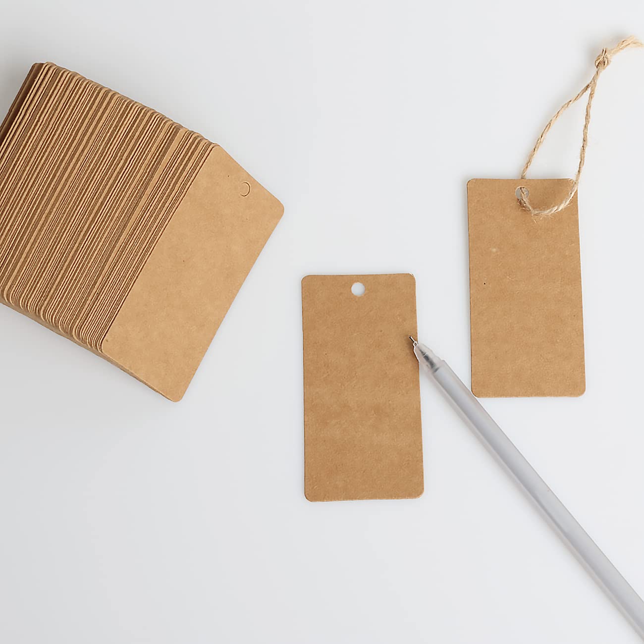 Kraft 200 szt. papierowych zawieszek prezentowych ze sznurkiem, puste torby na prezenty, etykiety do oznaczania, etykiety ekspozycyjne do projektów DIY, prezentów, sztuki i rzemiosła, ślubu, wakacji
