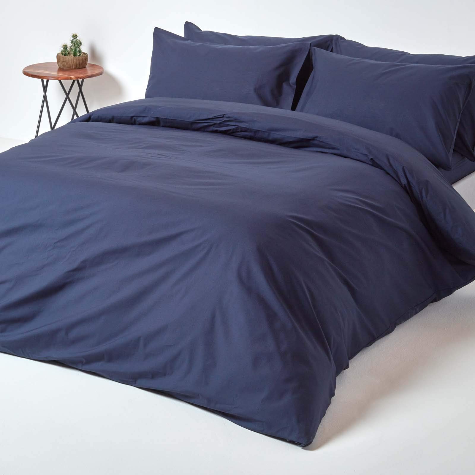 HOMESCAPES Housse de Couette 200x200 cm et 2 taies d’Oreiller 50x75 cm, Parure de lit 2 Personnes en 100% Coton égyptien 200 Fils, Coloris Bleu Marine