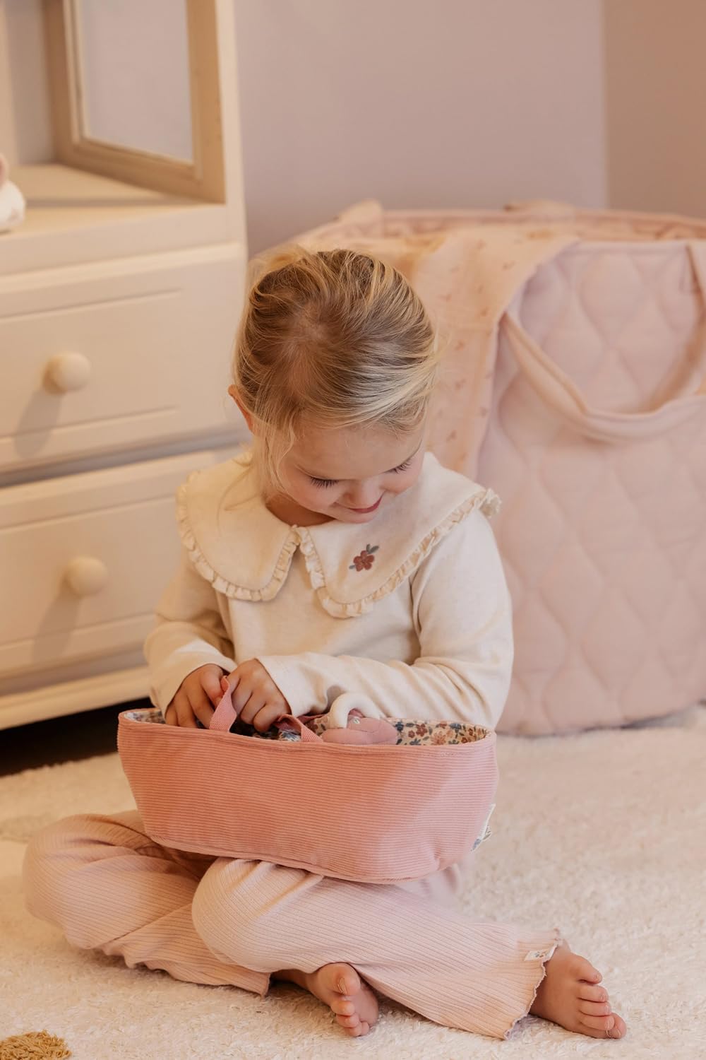 Little Dutch Stoffpuppe Babypuppe Rosa im Tragekorb - mit magnetischem Schnuller und Trinkflasche - inklusive viel Zubehör - für Mädchen ab 12 Monate