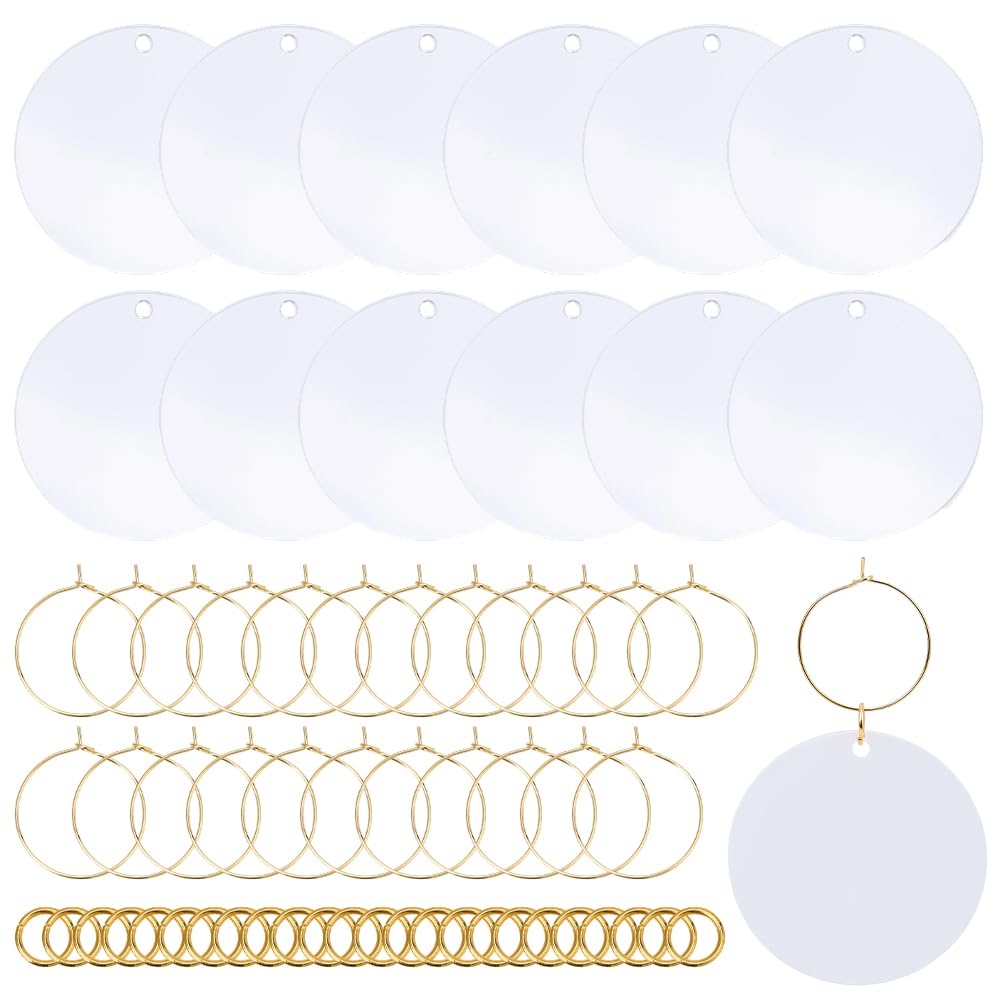 Identificadores de bebidas transparentes con anillos de latón para fiestas y catas de vino