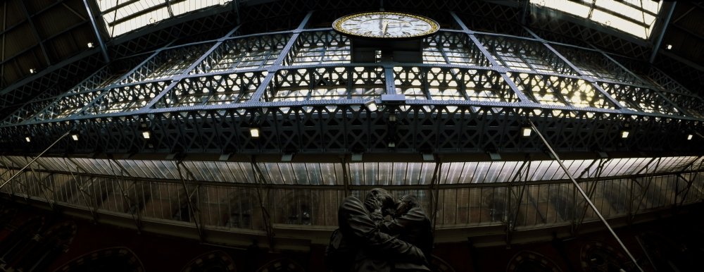 Posterazzi The Meeting Place Statue at St Pancras Railway Station Somers Town London England Poster Print, (32 x 12)