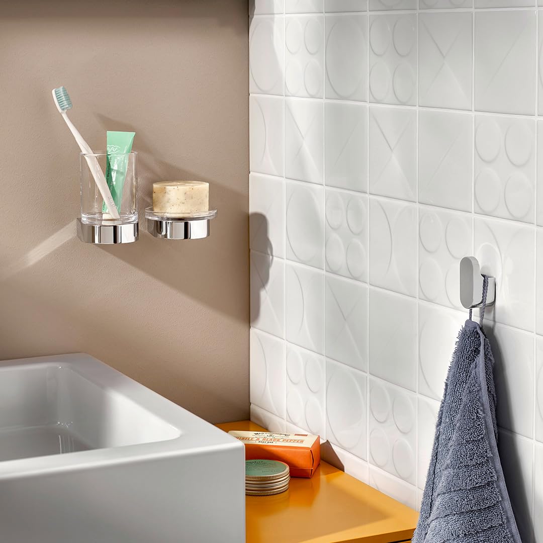 EMCO Flow Flüssigseifenspender zur Wandmontage, eleganter Seifenspender aus Metall und Kristallglas, hochwertiger Pumpspender für flüssige Seife Chrom Einhand Seifenspender