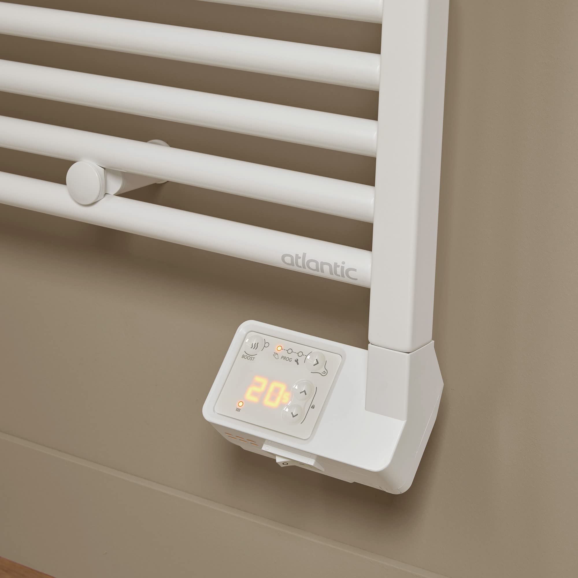 Sèche-serviettes 2012 électrique digital étroit 0500W blanc équipé d'un boîtier de commande digital et d'une Barre de portage additionnelle de série Réf. 831412 ATLANTIC ELECTRIQUE