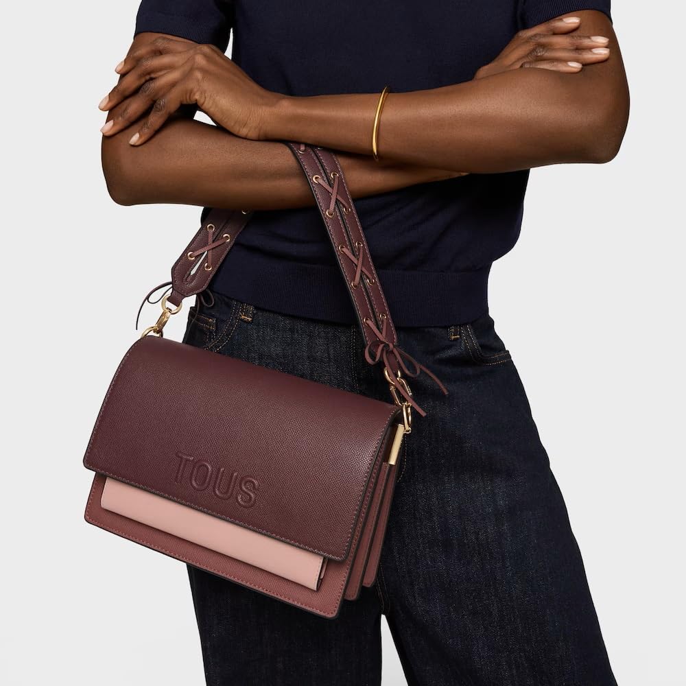 TOUS Bandolera Mediana Audree Saffiano Burdeos – Bolso Mujer con Solapa Magnética y Doble Asa | Ref. 2002358221