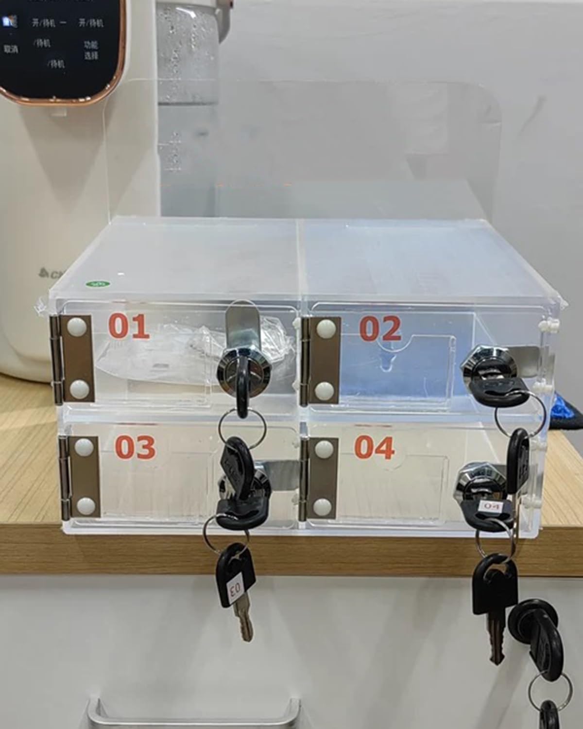 4 Slot Cell Phone Locker Clear Acrylic Wall Mount z indywidualnymi kluczami i portami ładowania dla Classroom Office Employee Security Organizer Box