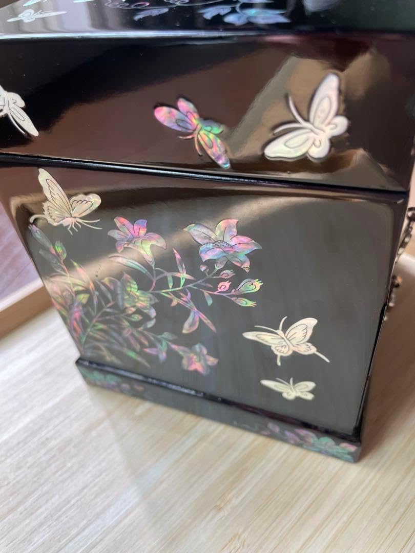 美品　螺鈿　ジュエリーボックス　三段　貝殻　工芸品　宝石箱　木製　漆？　蝶々　花 螺鈿 ジュエリーボックス 三段 貝殻 工芸品 宝石箱 木製 漆 蝶々 花