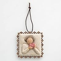 Vista 11 de Willow Tree - Adorno colgante de corazón dorado con borde de metal, figura esculpida y pintada a mano en relieve