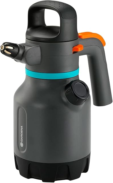Gardena opryskiwacz ciśnieniowy 1,25 l: Opryskiwacz ciśnieniowy z odchylaną dyszą 90°, drugi otwór z dodatkowym kapturkiem dozującym, ergonomiczny uchwyt (11120-20)
