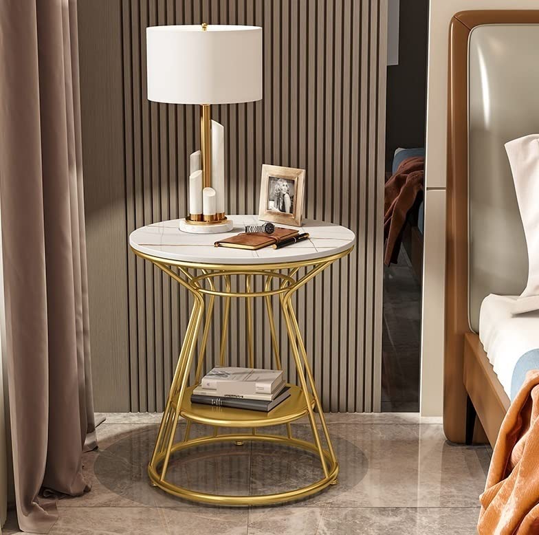 Table basse en marbre compacte pour optimiser les petits salons modernes