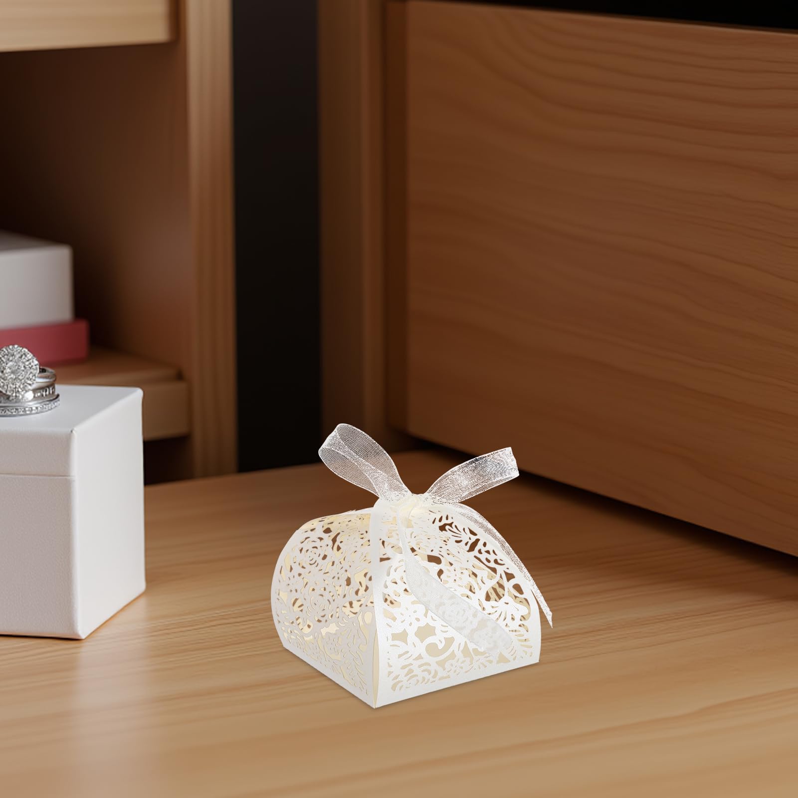 ULTECHNOVO Scatole per Dolci Matrimonio 50 Pezzi in Carta Beige con Design Rosa Traforata e Nastro Elegante per Bomboniere Feste e Party Favor