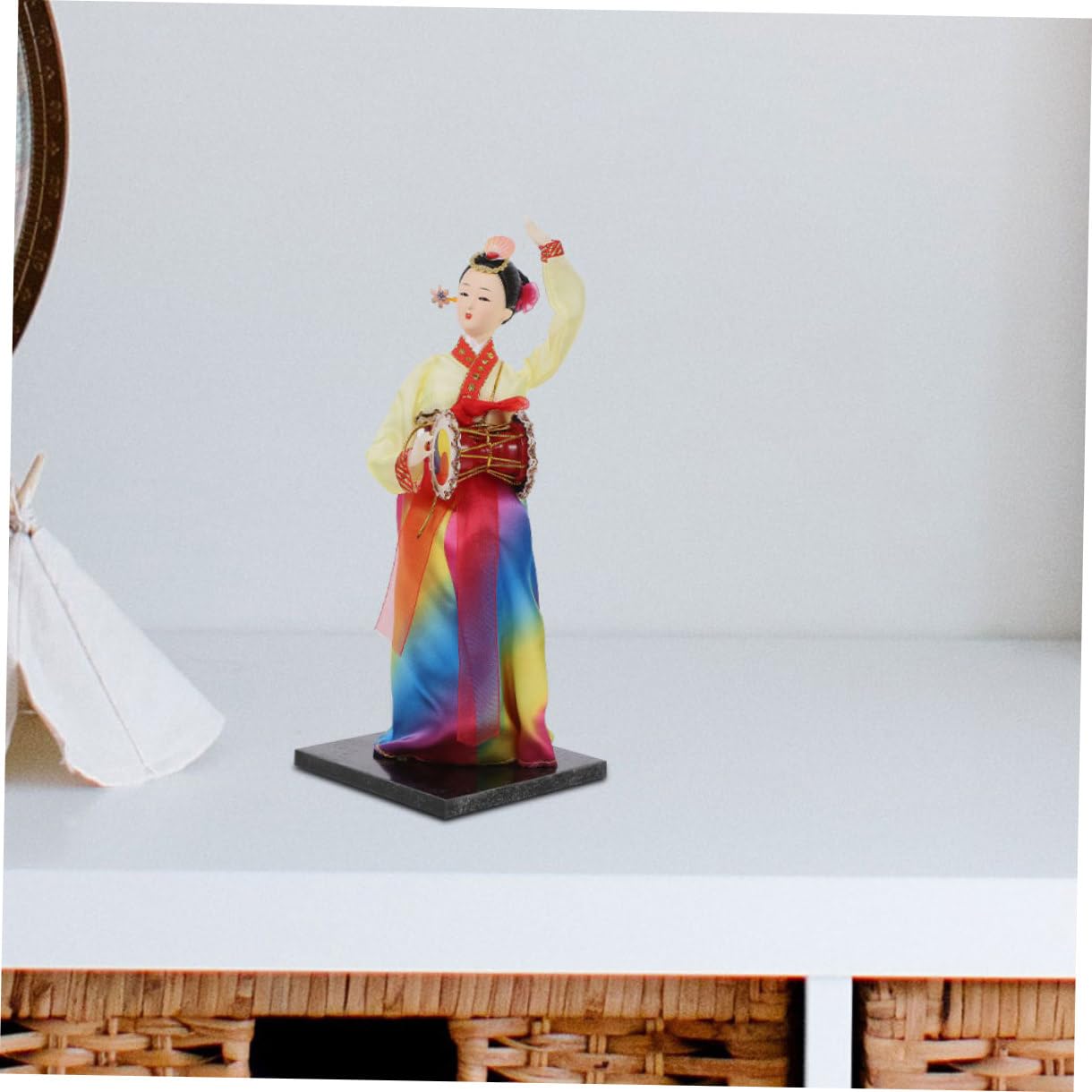 Poupée Hanbok Artisanale Coréenne à Tambour pour Décoration de Bureau et Chambre, Figurine en Résine et Bois Style Créatif Coréen Unique