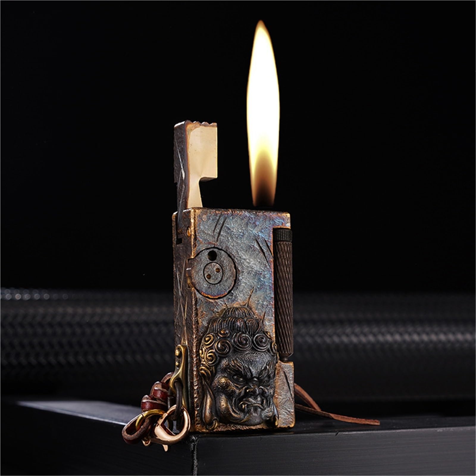 Vintage-Petroleumfeuerzeug aus Messing mit Hebearm, handgeschnitzt, seitliche Schiebezündung, mit hängender Kette, nachfüllbarer Brennstoff, geeignet for Sammlung/Dekoration/Geschenk