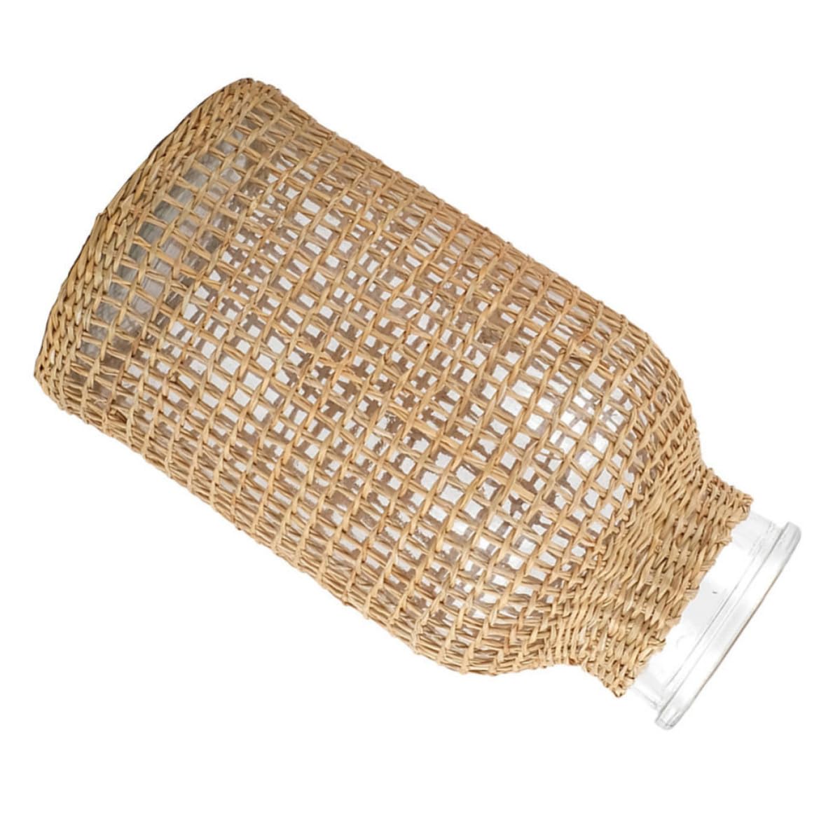 Vase en verre avec habillage rotin khaki pour décorer un bureau chic