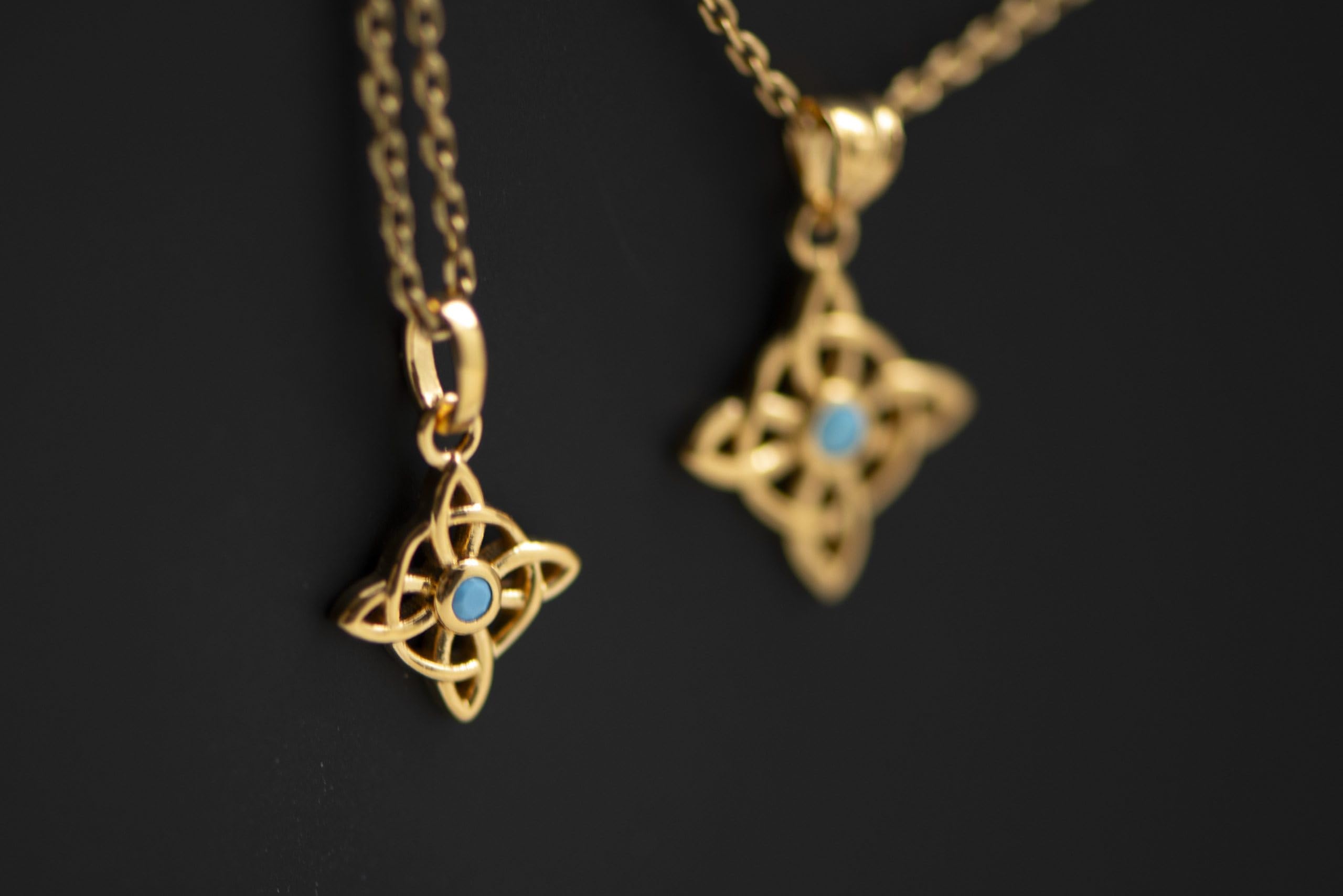 Colgante Chapado en Oro 18K (3 micras) y Circonita Cúbica Turquesa - Nudo de Bruja, Joyería Espiritual