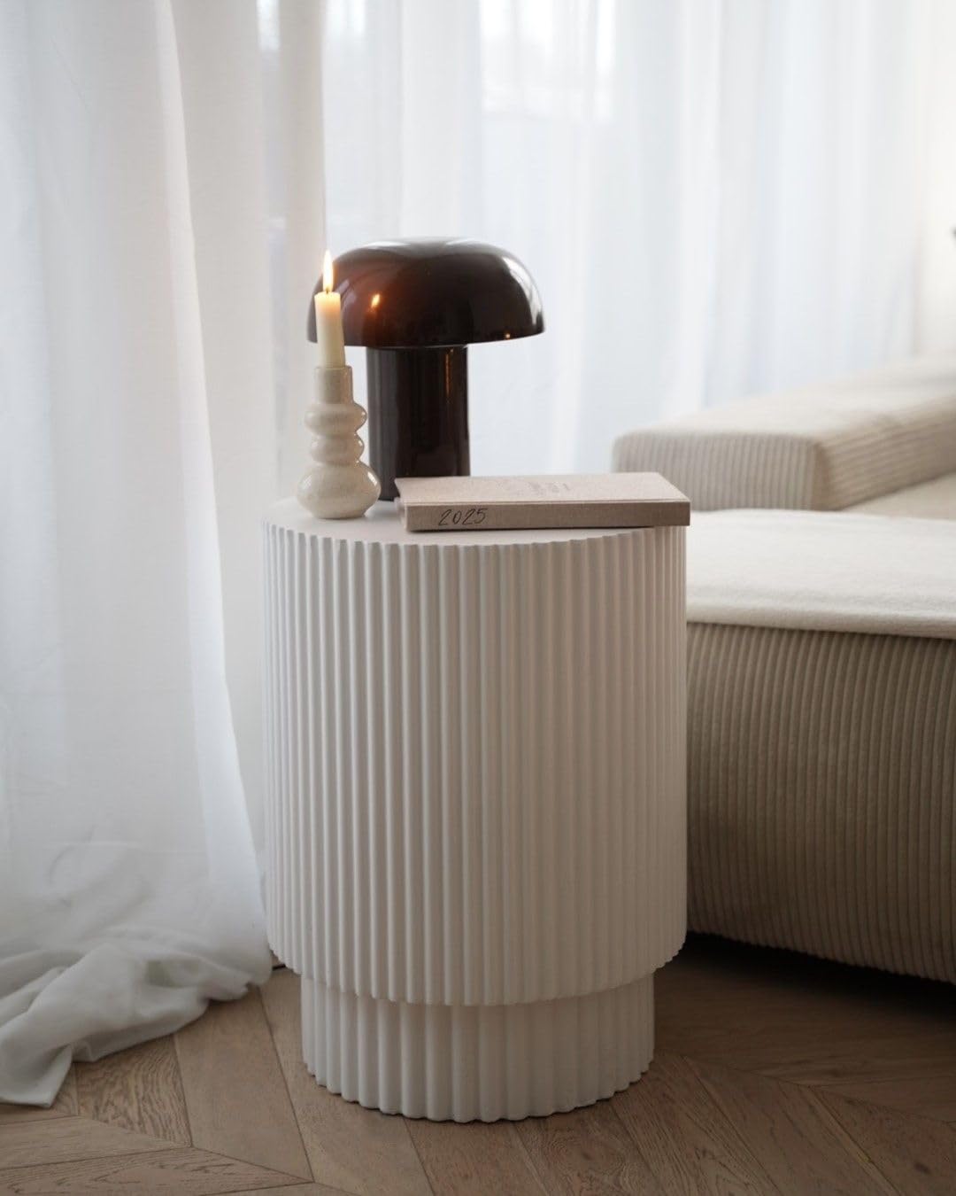 Beliani Table d'Appoint Striée Moderne MgO Ronde Résistante aux UV et aux Taches Blanche Biccari
