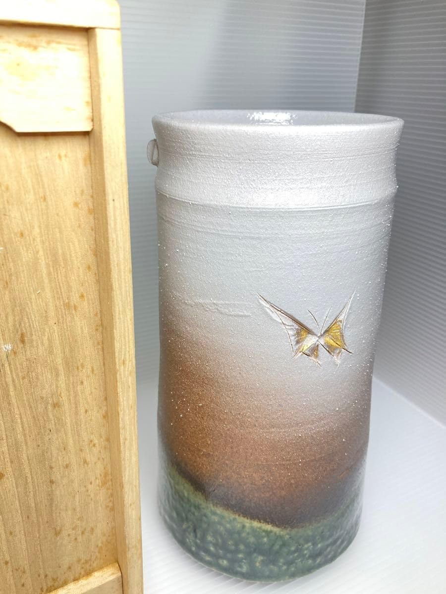 Amazon.co.jp: 瀬戸赤津焼 背戸窯 加藤鈔作「釉彩蝶文花入」 共箱有り