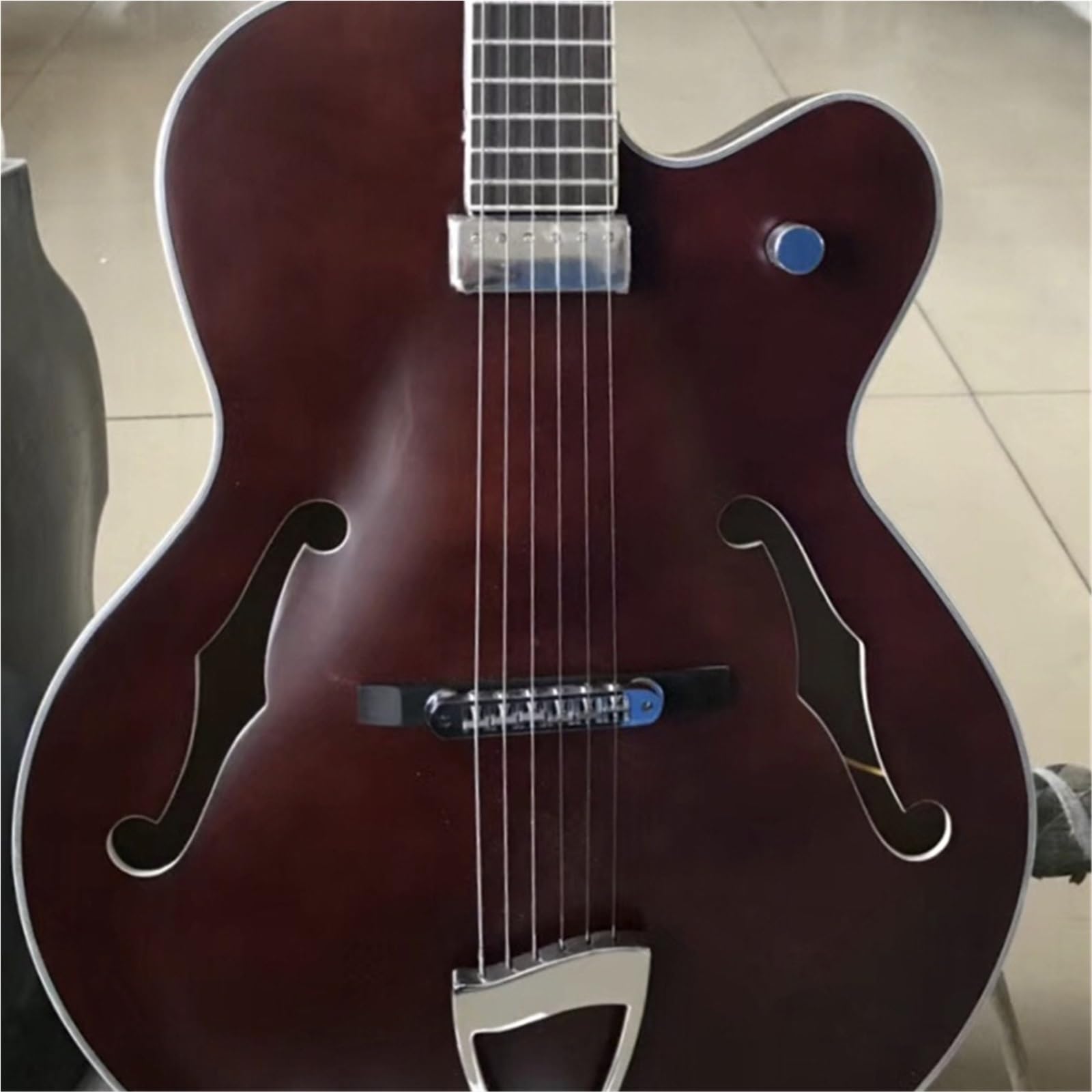 Brązowa Gitara Jazzowa Z Pojedynczym Przetwornikiem I Zaokrąglonymi Rogami Całkowicie Pusta Z Pojedynczym Przetwornikiem