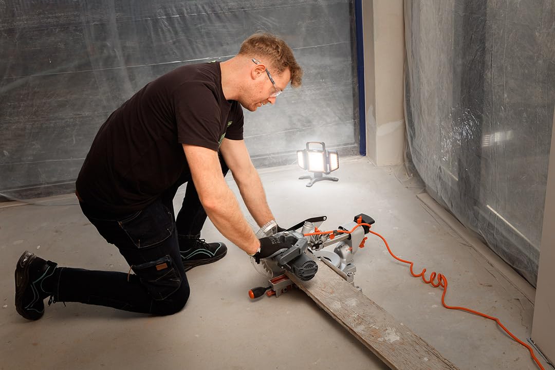 NEO TOOLS LED Strahler Akku, 2000lm Super Hell Baustrahler mit Magnet | 4 Lichtmodi und Powerbank, Drehbare Tragbare Arbeitsleuchte, Für Garage, Werkstatt