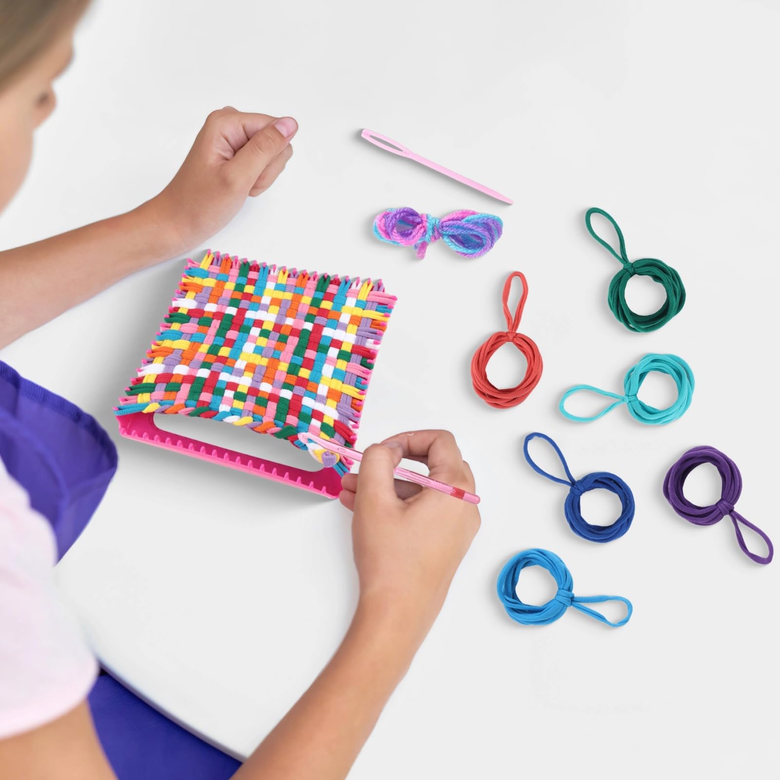 Generisch 97-teiliges Webrahmen Set für Kinder zum Gestalten, DIY-Bastelset mit 96 elastischen Schnüren in 8 Farben, Topflappen Set mit Häkelnadel, Bastelspielzeug für kreative Muster, 18,8 x 18,8 cm