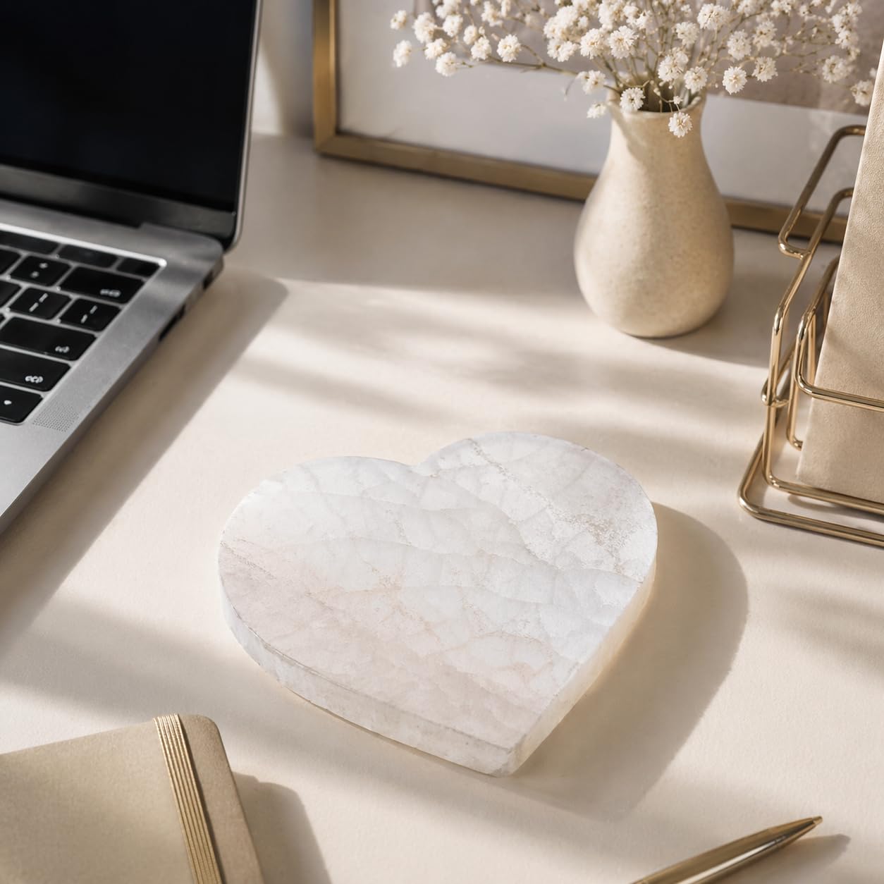 NKlaus Piastra di selenite a forma di cuore, 10 x 9 cm, realizzata a mano, ideale per meditazione e decorazione spirituale, perfetta per pietre curative e gioielli, pulizia energetica 16460