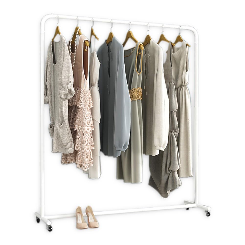 Portant à vêtements sur roulettes pour résoudre le manque de place en chambre