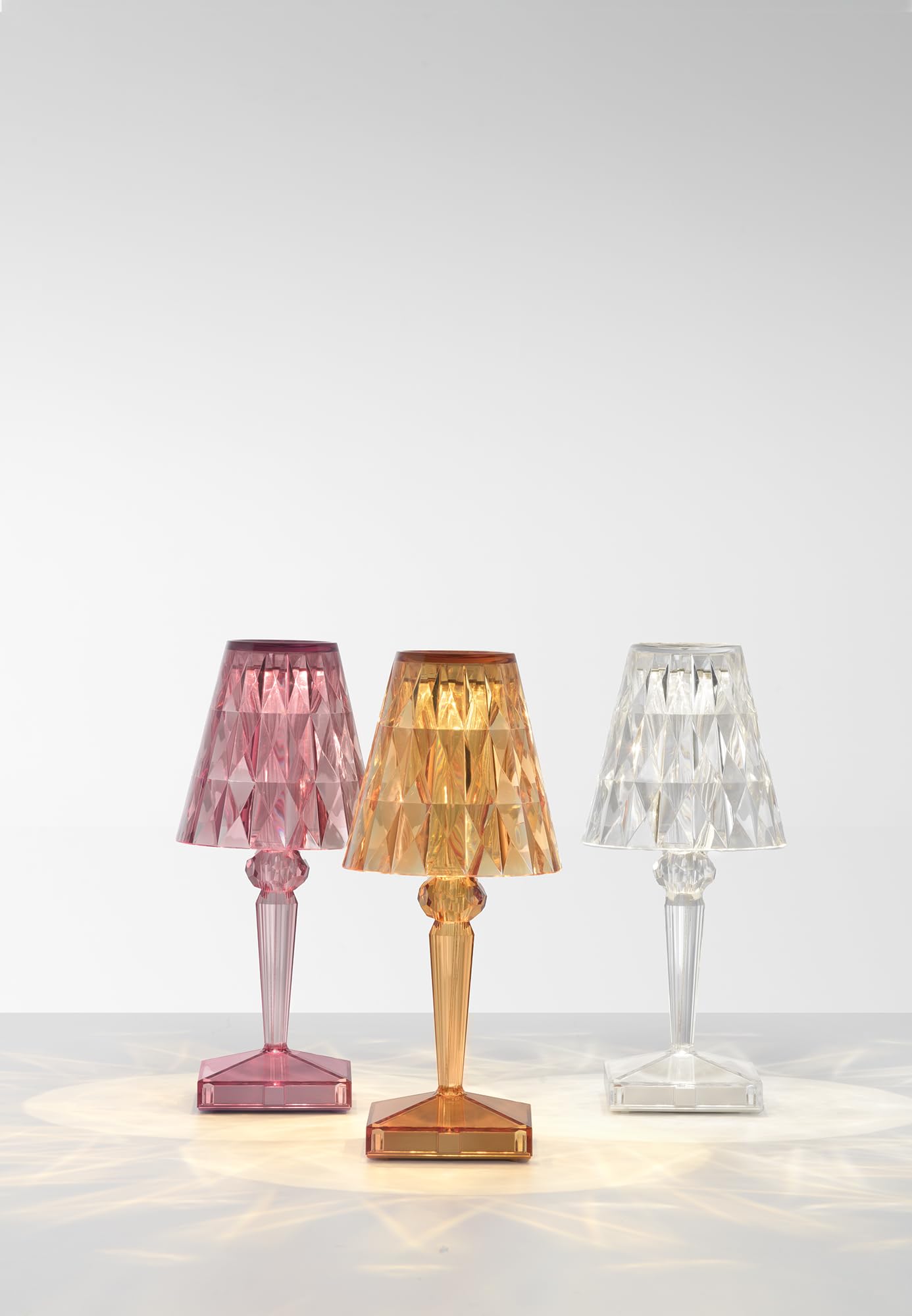 Kartell Battery, lampa stołowa zasilana bateriami, wys. 30 cm, pastelowa pomarańcza