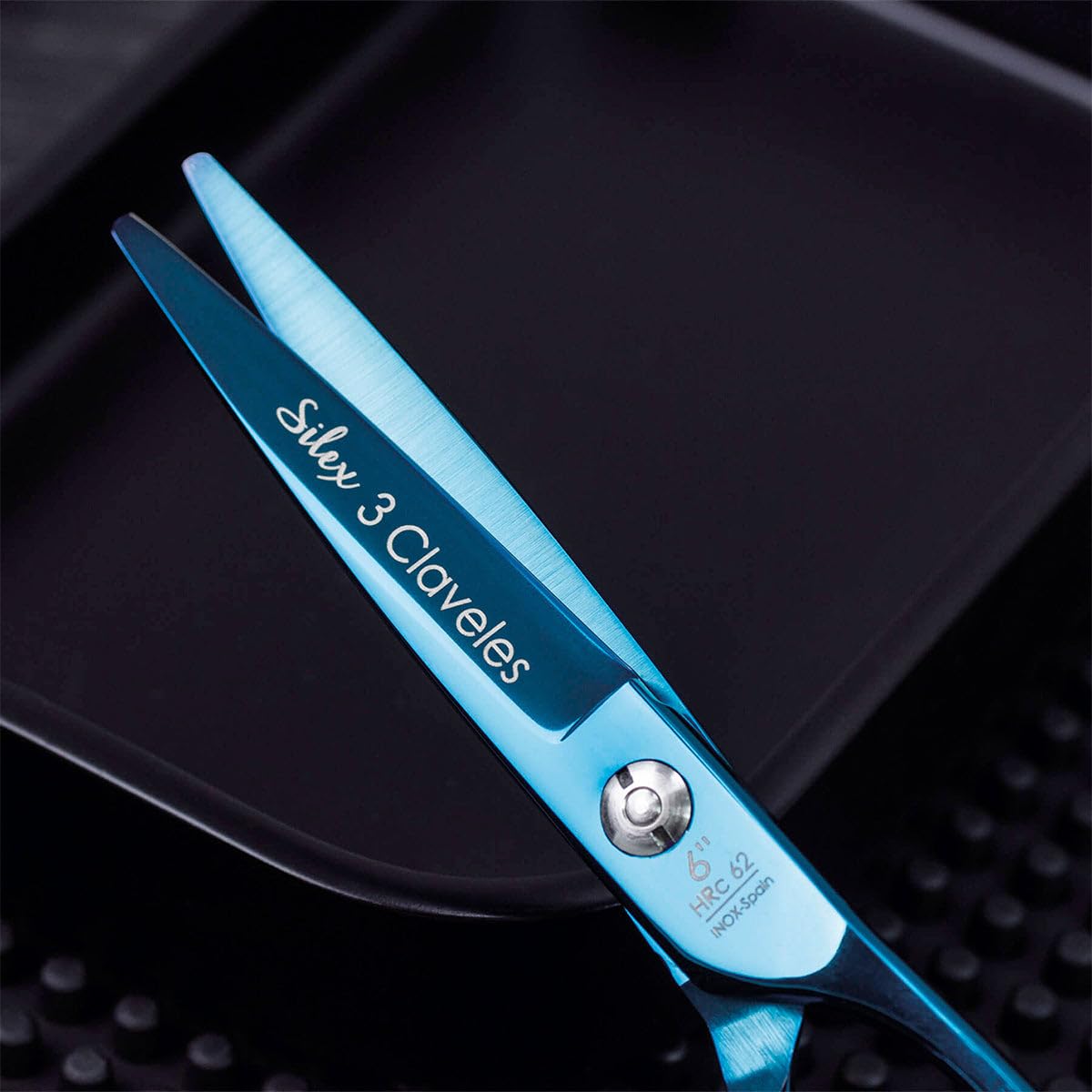 3 Claveles Sílex - Tijera de peluquero de corte 6", recubrimiento nitruro titanio azul, tijera peluquería dedales ergonómicos, con apoyadedos