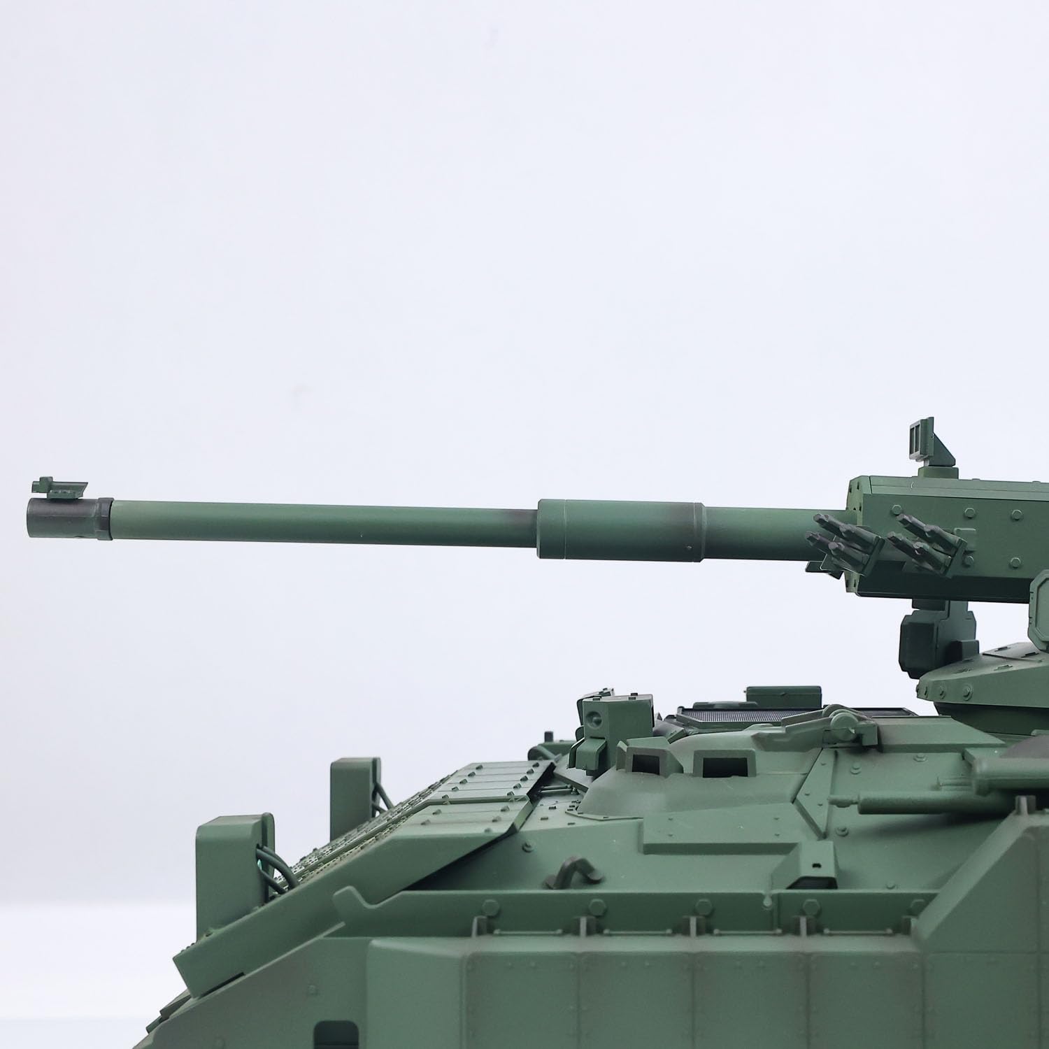 TOUCAN RC HOBBY Tongde 1/16 Fernbedienung Tank Modell M2128 Bradley Infrarot-System 320 Grad Rotation Revolver Licht geräusche Batterie betriebs bereit