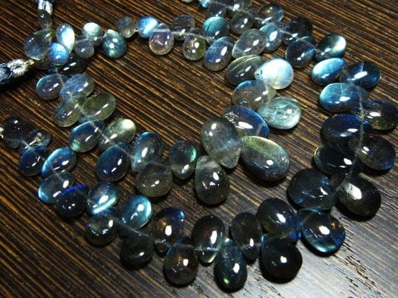 Labradorite briolette poire lisse pour éliminer les défauts de vos bijoux faits main