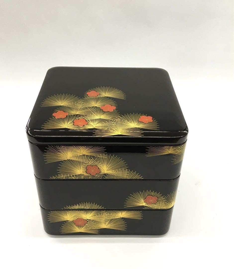 【輪島塗　龍作　三段重箱】布着本堅地　沈金/梅に壽松　未使用品 Amazon.co.jp: 輪島塗 龍作 三段重箱布着本堅地 沈金/梅に壽松