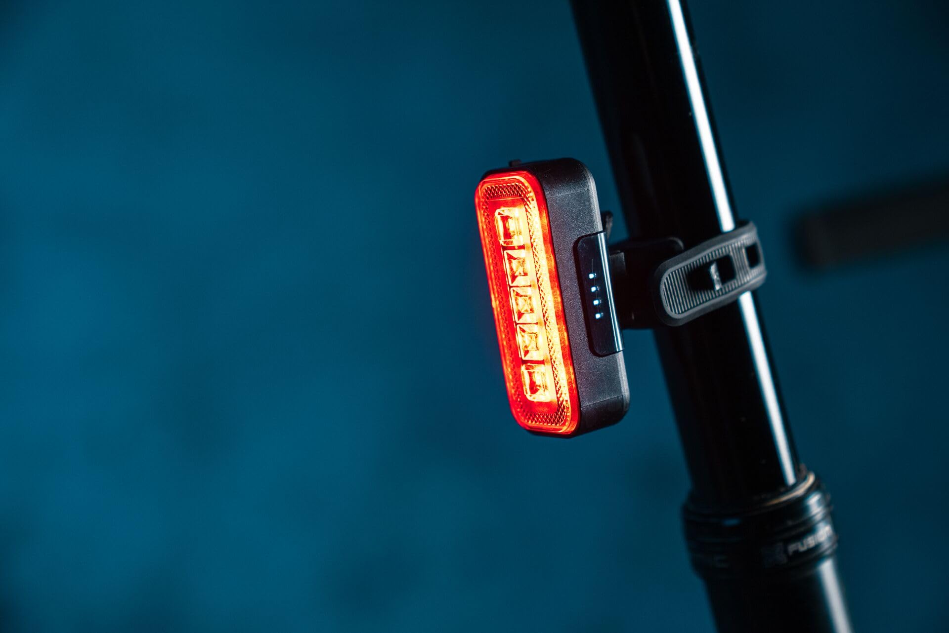 OSRAM LEDsBIKE COMPACT 100 SET, set di luci per bicicletta ricaricabili - anteriore e posteriore, con luce di stop, omologato StVZO, compatibile con supporto Garmin, tre livelli di luminosità, 100 lux