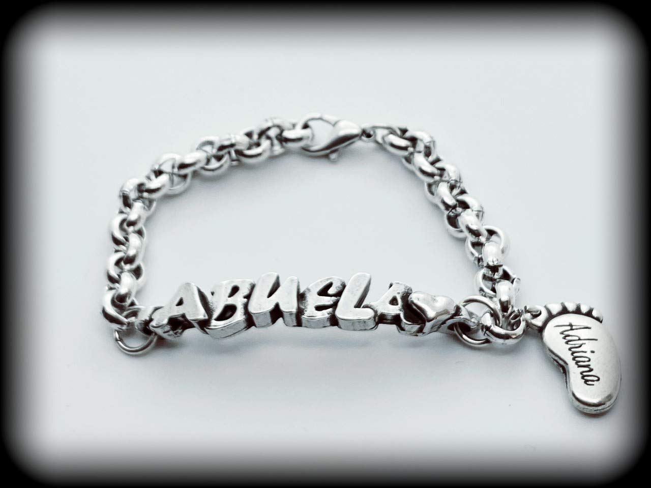 Pulsera de abuela con pie colgante personalizado. Regalo dia de la madre