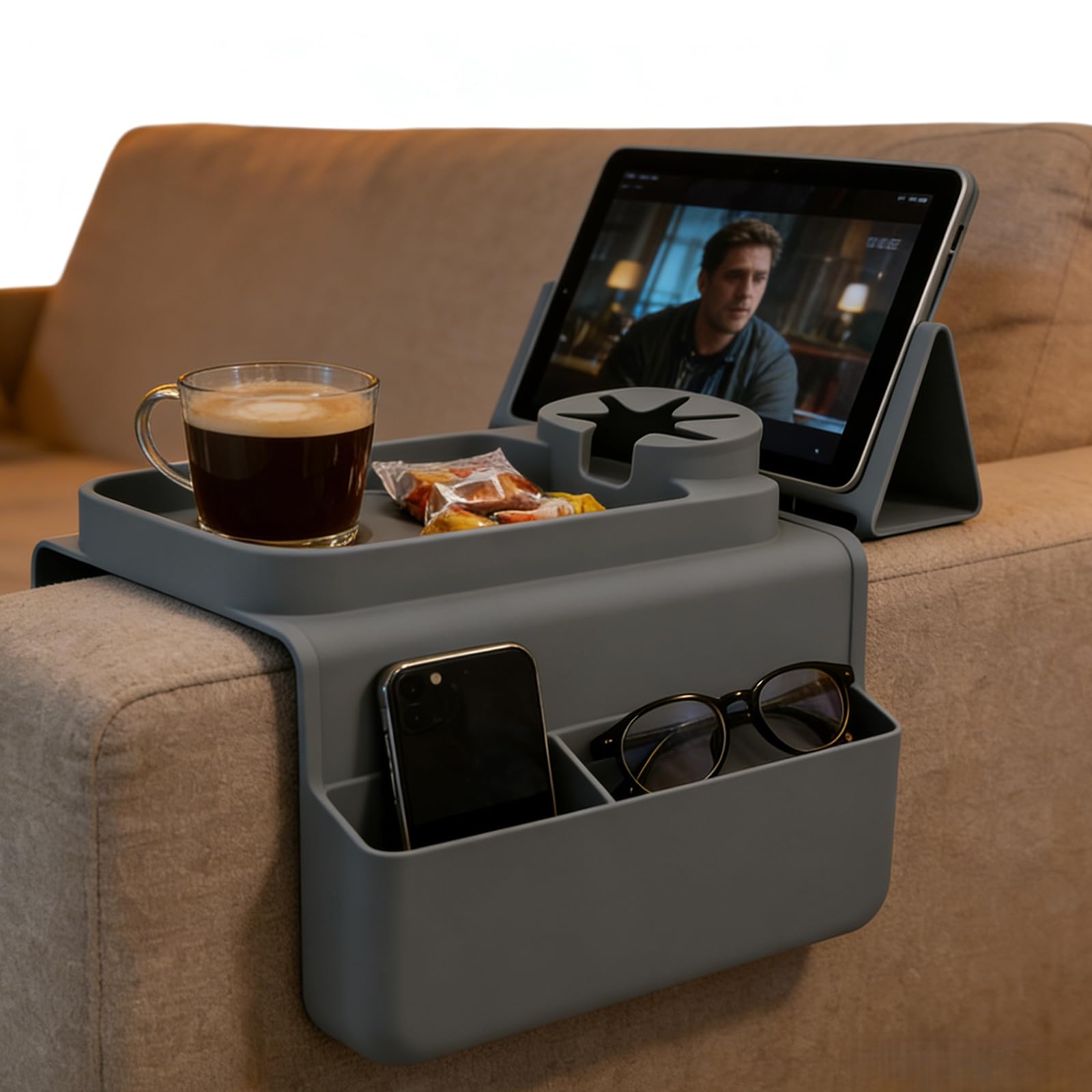 Portabicchieri da divano, vassoio bracciolo da divano con portabevande, due tasche laterali e supporto per telefono, portabicchieri antiscivolo da divano, portabicchieri in silicone da divano per