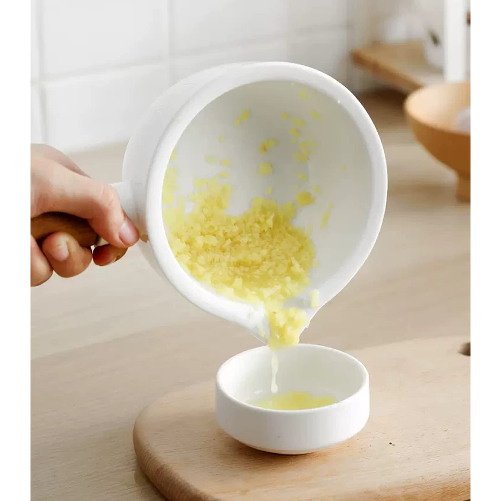 Prensa de ajos de acero inoxidable Mortero y mortero de porcelana, juego de triturador de píldoras de molinillo de hierbas de cerámica con pico y asas de madera, blanco, 4.9 pulgadas Trituradora de aj