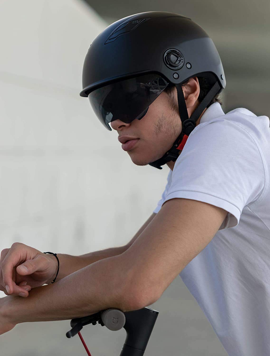 WESTT Escape I Casco da skateboard con visiera solare I Casco da skateboard leggero I Casco da BMX e bici I Casco Inliner I Uomo e donna con cinturino regolabile