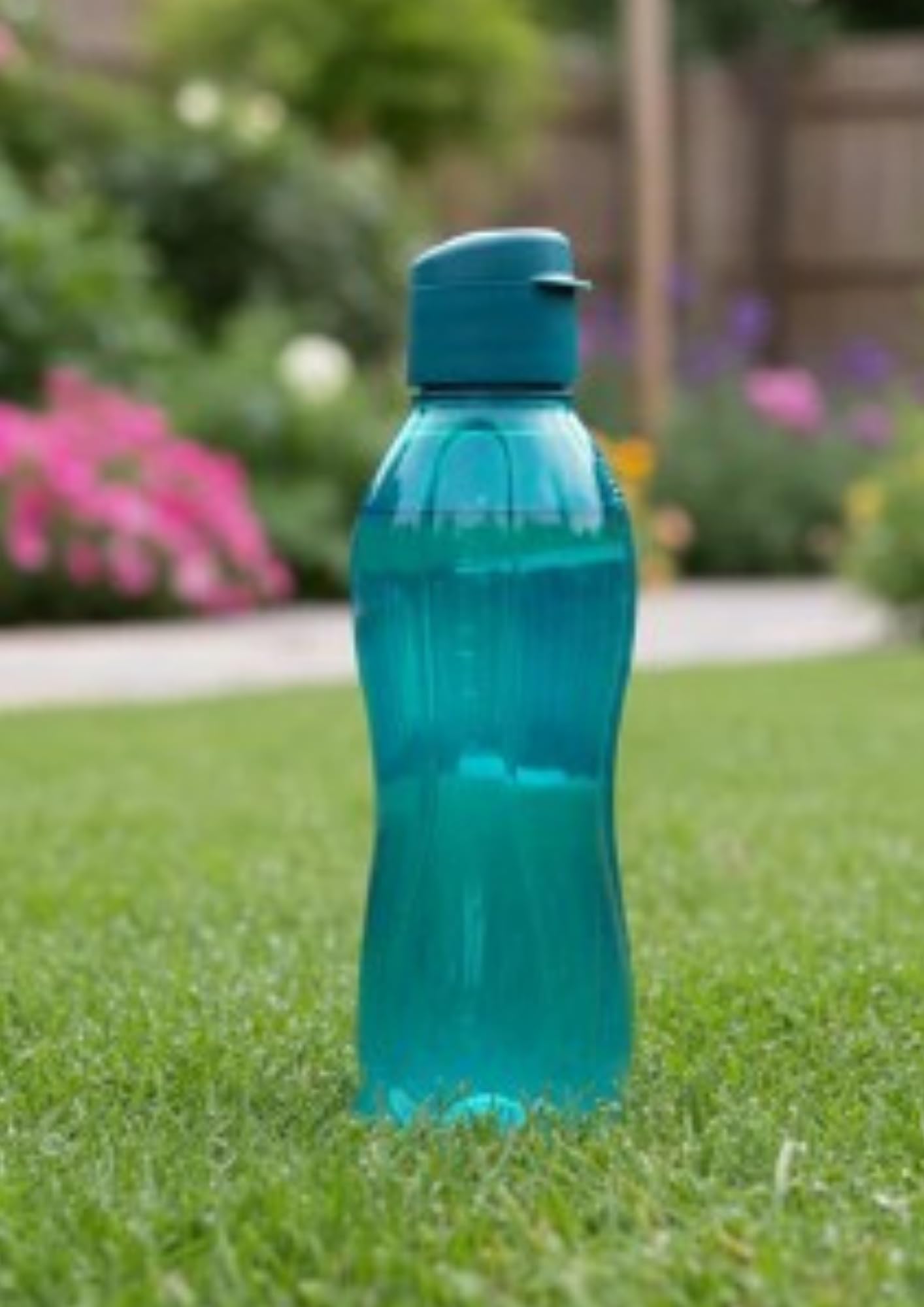 Tupperware Eco Bottle - Bottiglia sportiva in plastica senza BPA, forma ergonomica, coperchio con chiusura ermetica, riutilizzabile