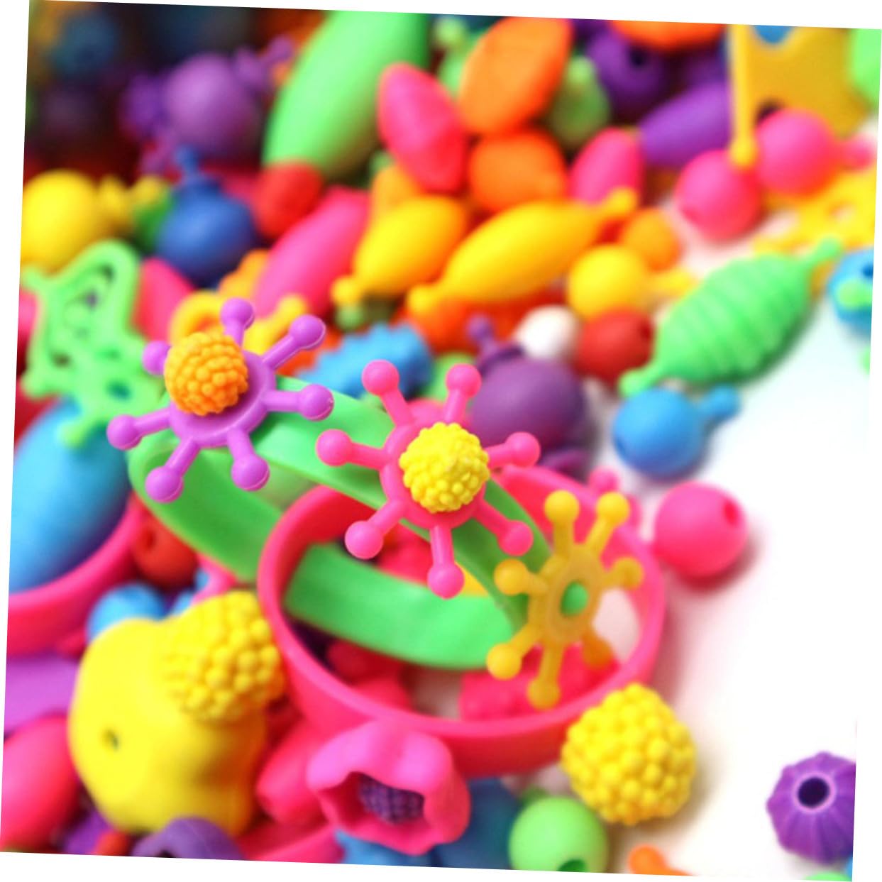 BESPORTBLE Juguete para Niños de Cuentas DIY 700 Piezas de Plástico, Incluye Caja de Almacenamiento y Álbum de Imágenes, Adecuado para Hacer Pulseras Creativas Color