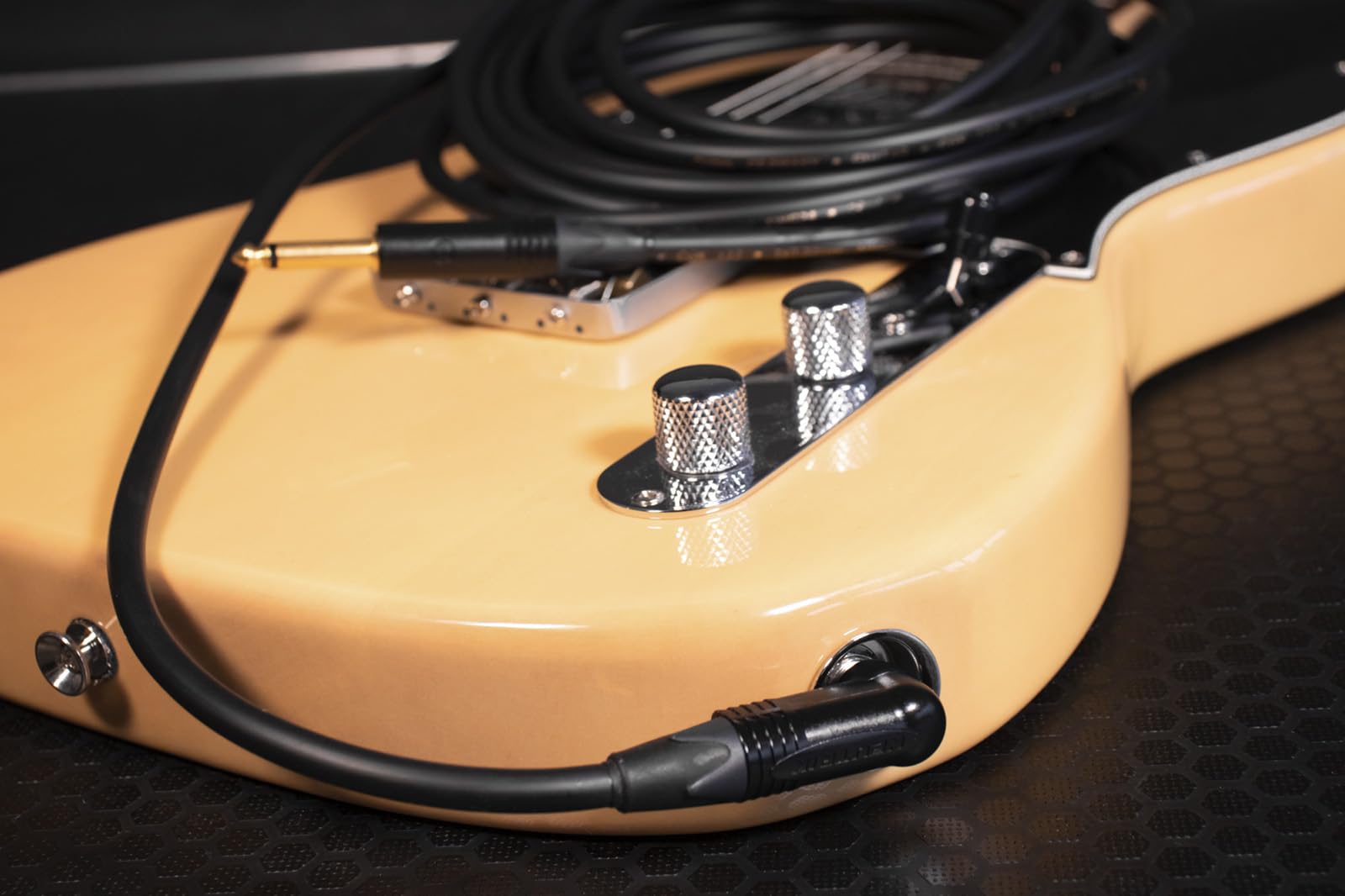 CORDIAL - CSI9PR-GOLD - Instrumentenkabel Klinke gerade/gewinkelt für Studio 9 m, NEUTRIK-Stecker 6,35 mm gewinkelt/gerade vergoldet, Peak