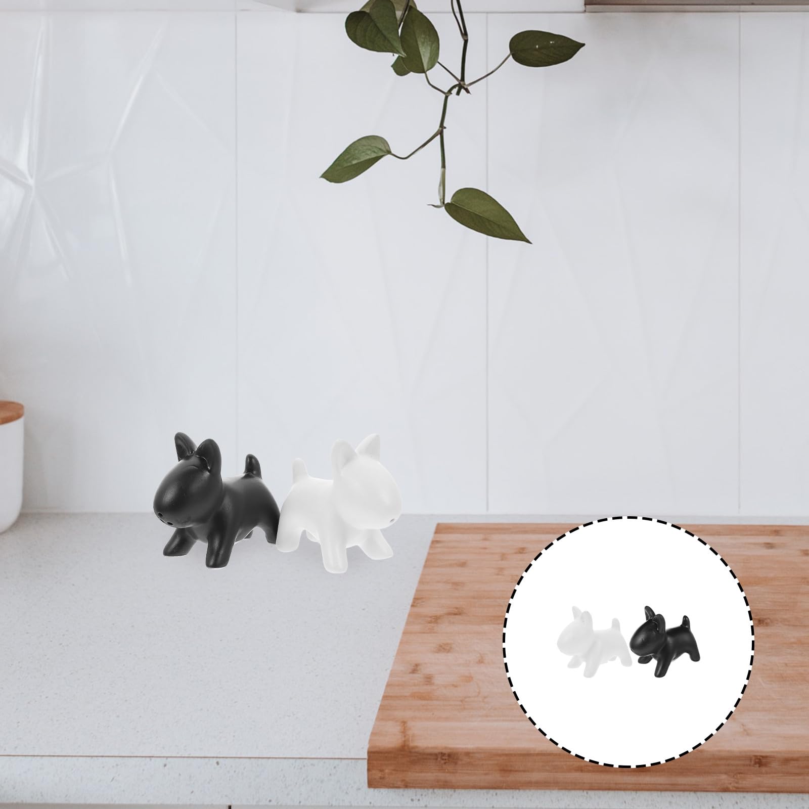 Lot de 2 Pots D'assaisonnement en Céramique Forme Chien Noir et Blanc, Compact, Résistant, Cuisine et Restaurant, Salières et Poivrières Pratiques et Décoratives
