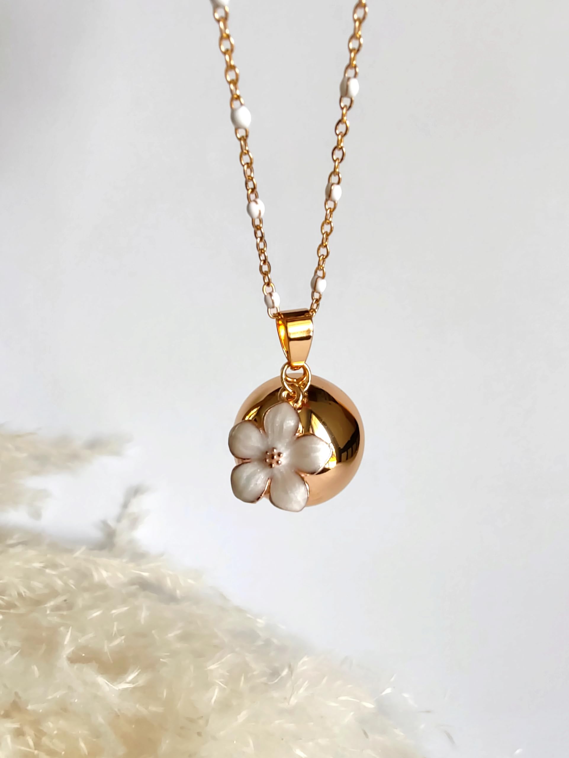 Collier Bola de Grossesse avec Pendentif Fleur de Sakura, Chaîne Dorée et Perles Blanches, Bijou pour Femme Enceinte