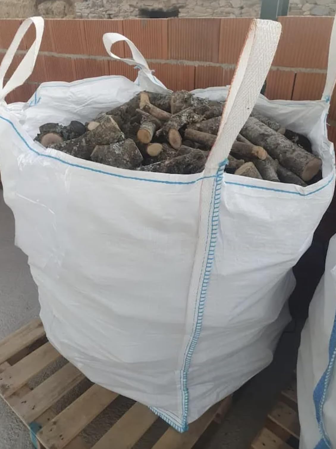 Saca Leña de Olivo 650 Kg. Leña para Chimenea, Caldera y/o Estufa. Leñas de Gran dureza y Larga duración. Conservada en Condiciones Ideales. Troncos medianos. Leñas Olivo.