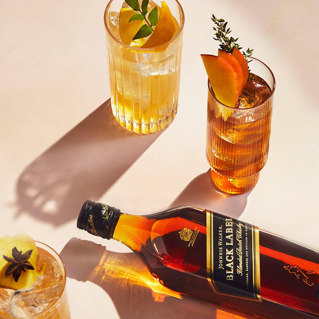 Johnnie Walker Whisky Escocés Blended 18 Años, 700ml + Black Label, whisky escocés blended 12 años, 700 ml