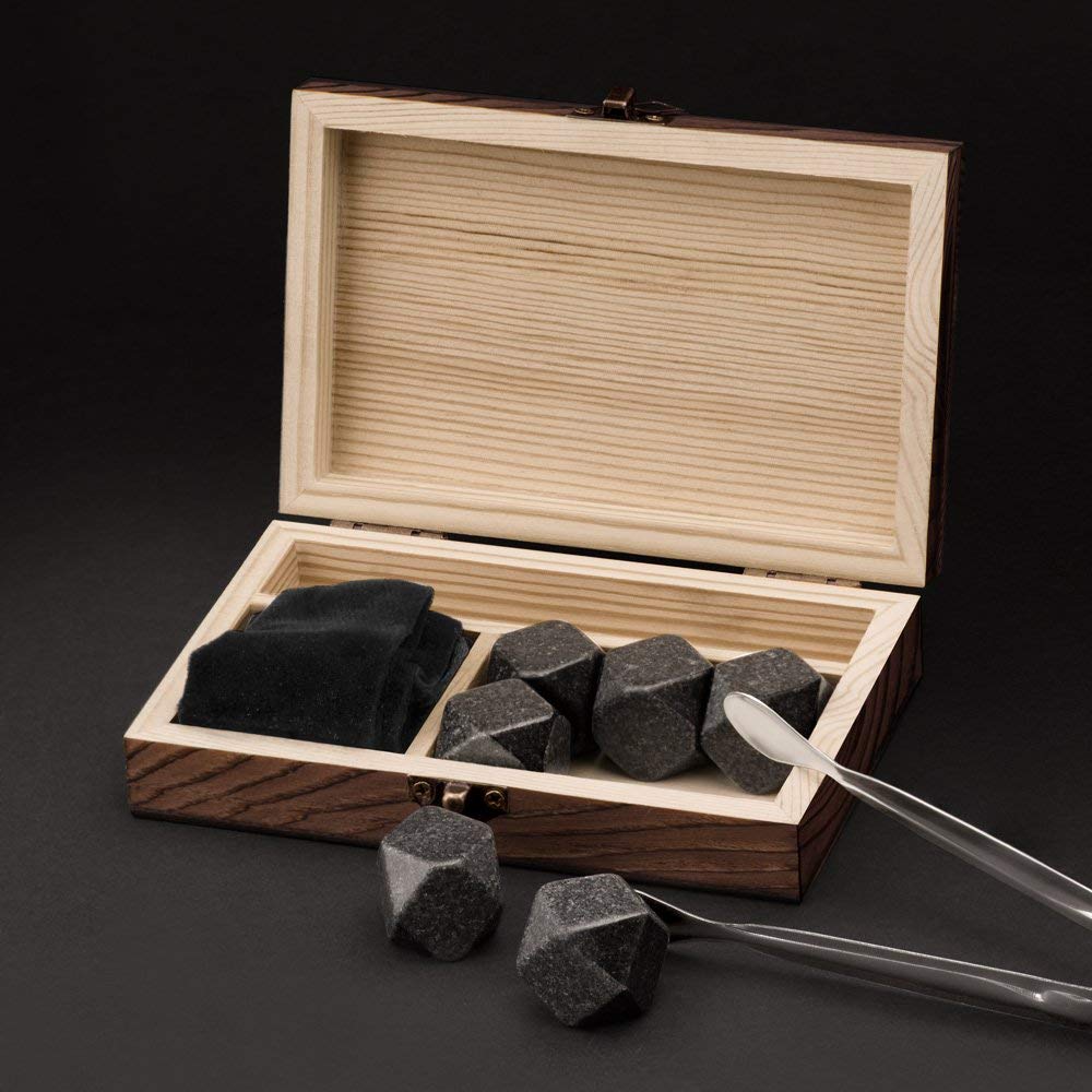 Maverton Set Di Pietre Per Whisky In Cofanetto Regalo Con Incisione - 6 Cubetti Di Granito Refrigeranti Riutilizzabili Con Pinze E Sacchetto Di Velluto - Idea Regalo Di Natale Personalizzata Per Uomo E Donna - 2