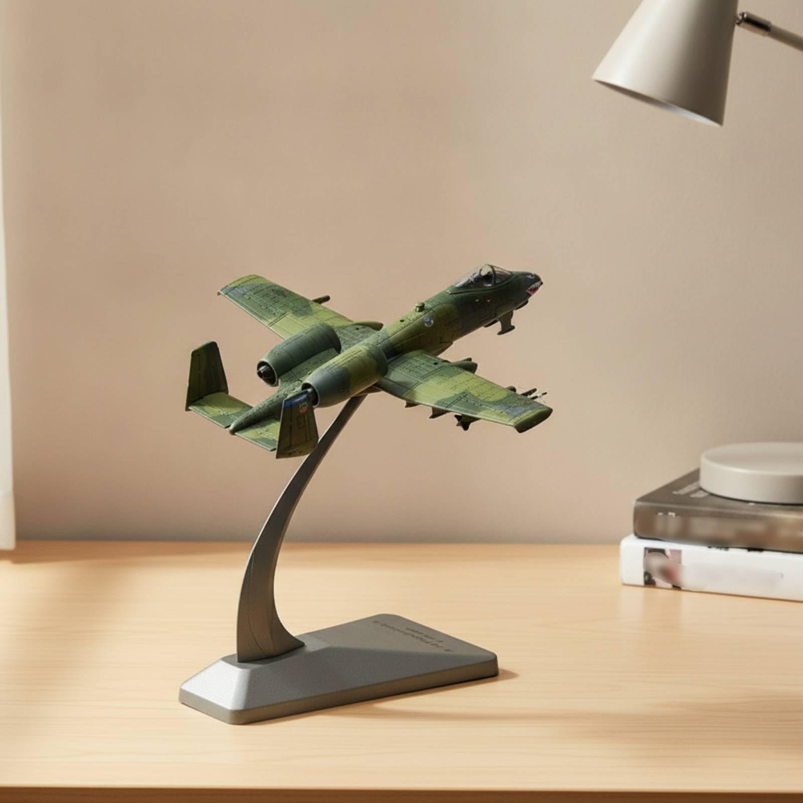 Modello Aereo a 10a in Metallo con Supporto in 1 100 Jet d'Attacco Modello da Collezione Dettagli di Superficie Adatto per Esposizione su Tavolo Libreria Postazione Lavoro
