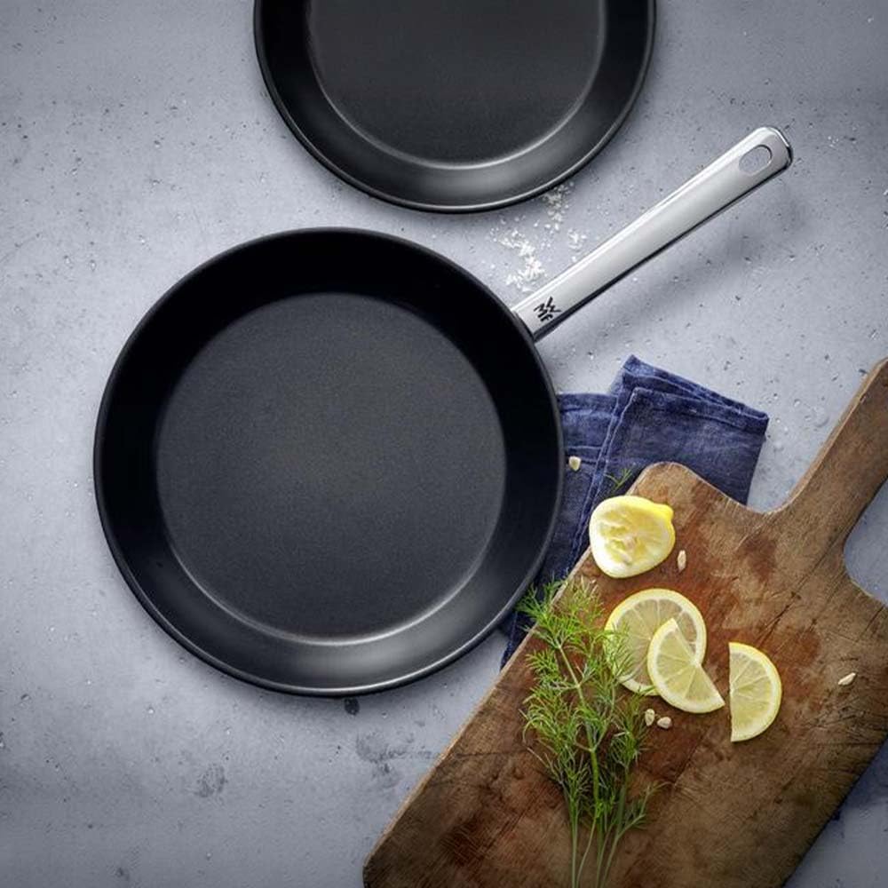 WMF Nordic Profi Pfannenset Induktion 2-teilig, Bratpfanne Induktion 24, 28 cm, Pfanne antihaftbeschichtet, backofengeeignet, tropffrei, Cromargan Edelstahl Bratpfanne, für alle Herdarten geeignet