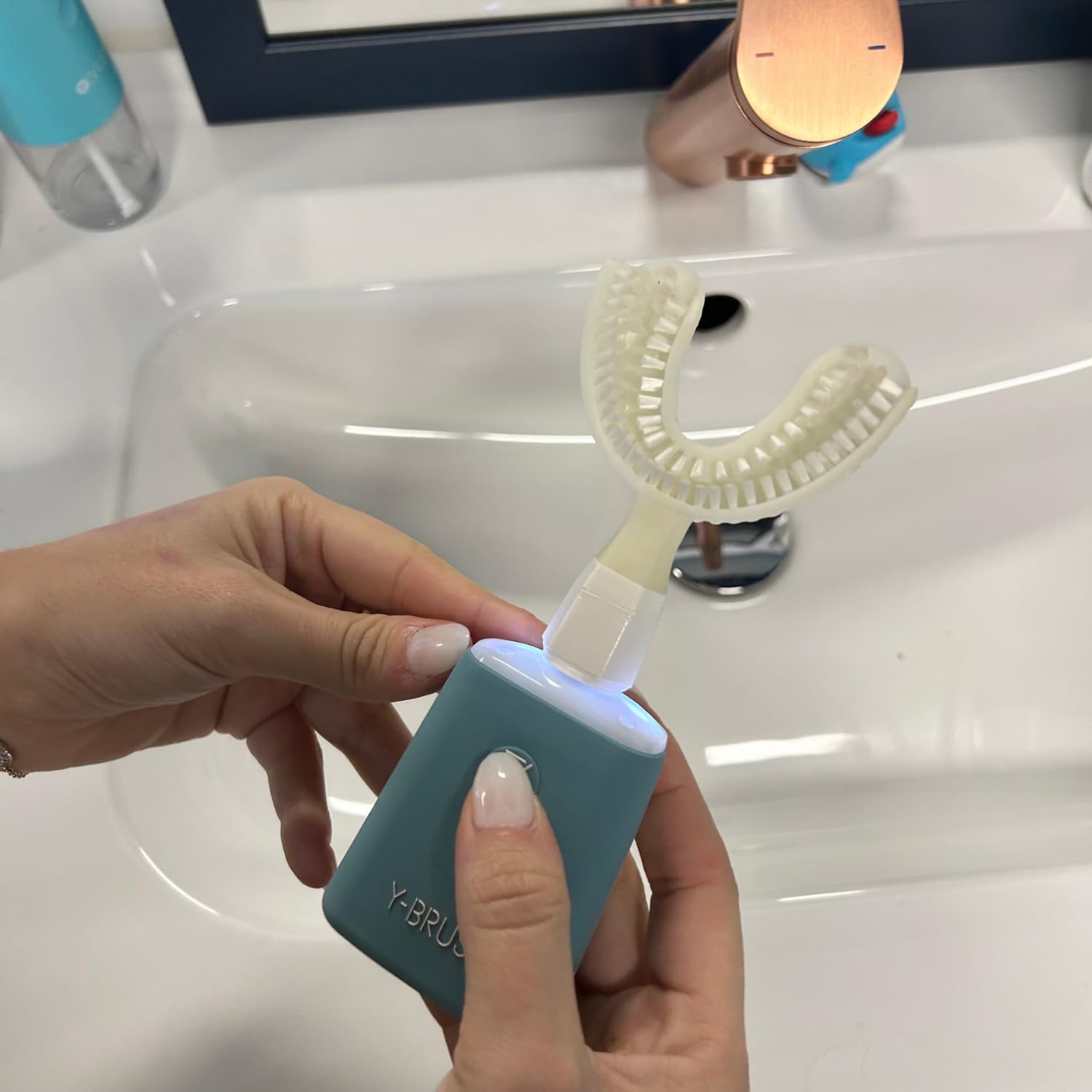 Y-Brush Essential U-Form Automatische Zahnbürste, Ganzer Mund, 3 Monate | U-förmige Zahnbürste, ganzer Mund | Von Zahnärzten | Biotech Dental, führend für Zahnimplantate in Europa | 3 Monate Akku