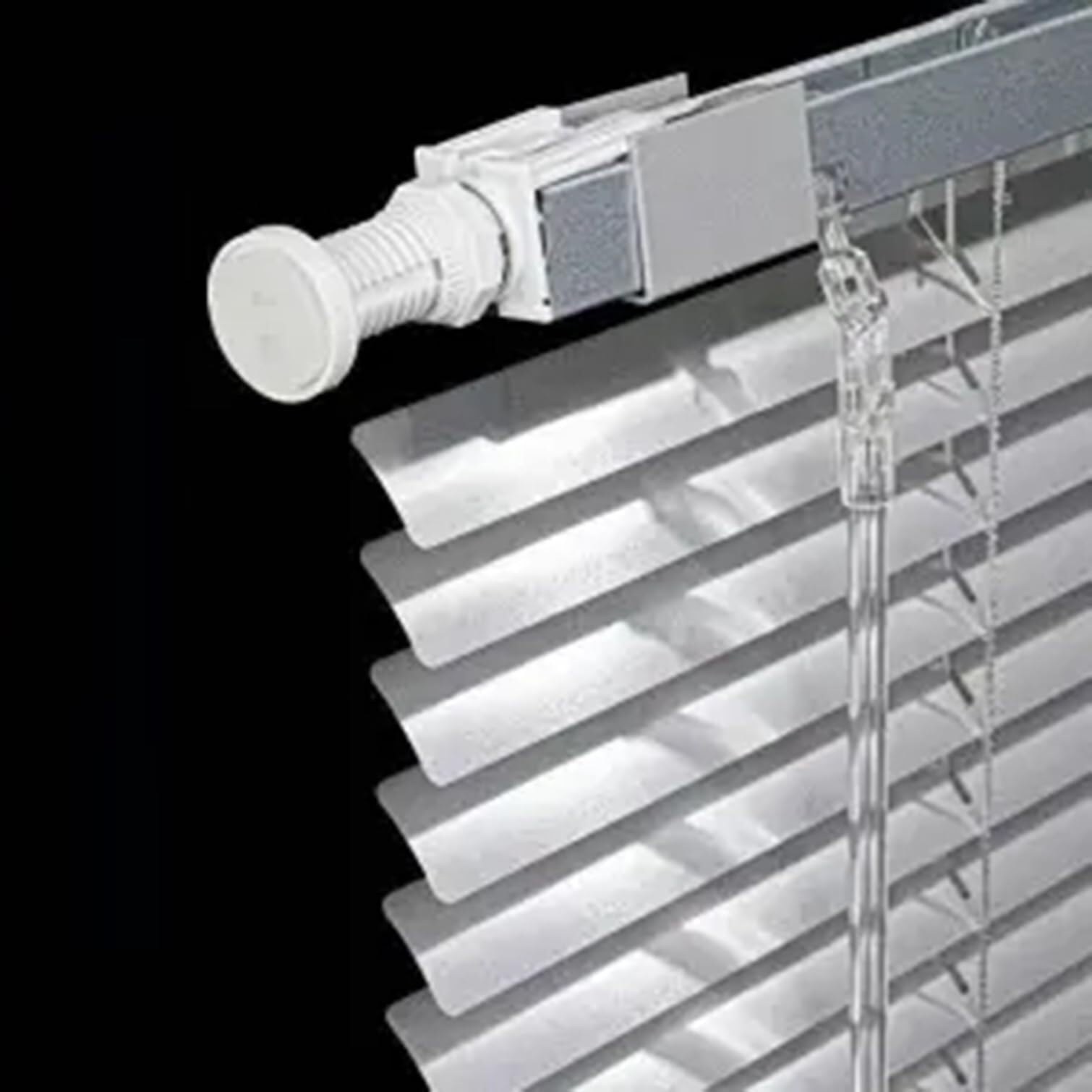 Persianas venecianas de aluminio plata para crear ambientes íntimos en casa y oficina