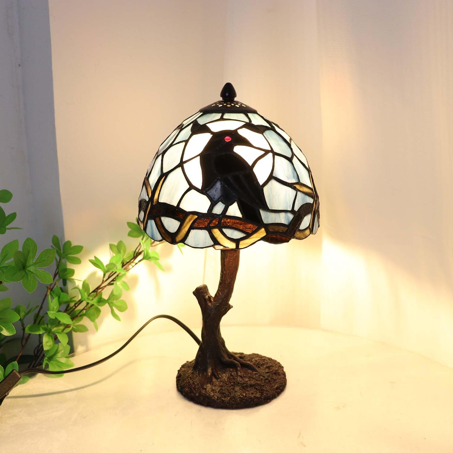 Bieye L32010 Corvo seduto su un ramo nudo durante la notte di luna piena, lampada da tavolo in vetro colorato in stile Tiffany per l'arredamento di interni (blu scuro, 8 L x 14 H piccolo)