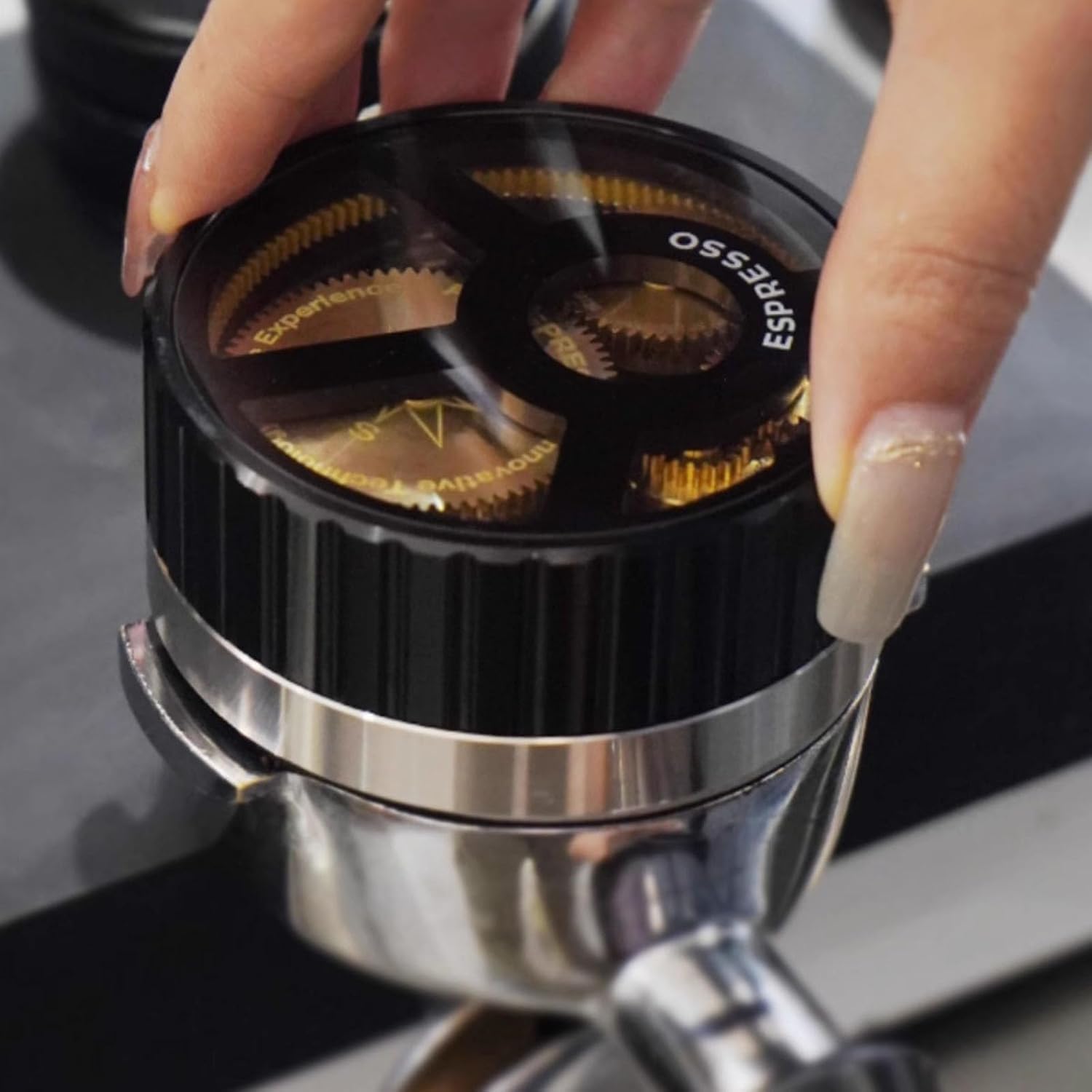 Distribuidor de café con Engranajes, agitador de Aguja, nivelador y prensador de Espresso de Acero Inoxidable 304 con Base, Compatible con portafiltros de 58 mm.